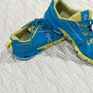 On cloud tennis shoes women’s size 10